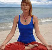 Åsa mediterar på stranden