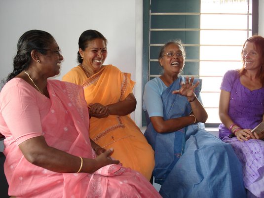 [Bild: Nalini och kvinnor i SEWA projektet berättar]