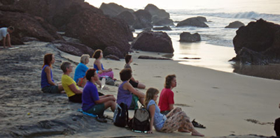 Grupp mediterar vid Varkala south cliff strand